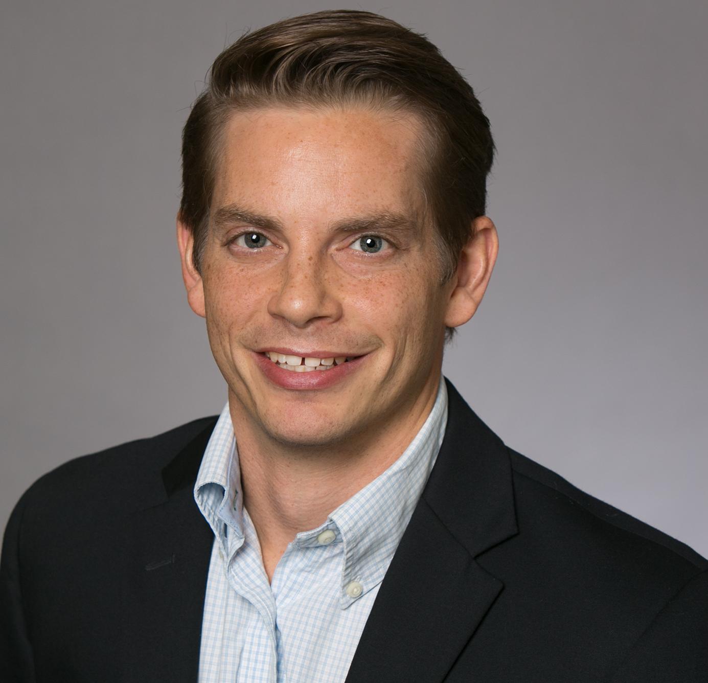 Male EMBA student, 蒂莫西·谢尔曼, smiling for a professional headshot photo.